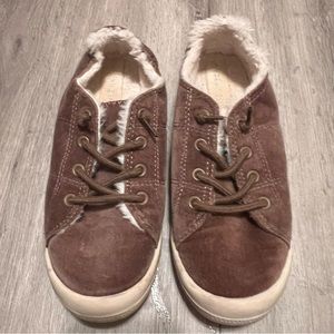 Women’s Size 7 Steve Madden super comfortable fuzzy tennis shoes